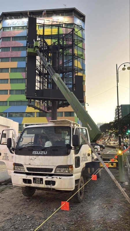 Landmark Screen crane installation